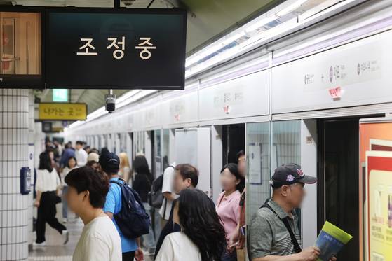 Passengers get off the subway at Mapo Station on Line No. 5 on May 31. An arson incident broke out early in the morning on Line No. 5 and had temporarily suspended operations. [YONHAP]