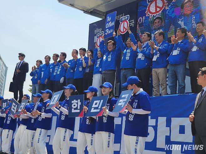 이재명 더불어민주당 대선 후보가 1일 대구시 동구 동대구역 앞 광장에서 열린 집중 유세에서 시민들에게 인사하고 있다. 권혜진 기자