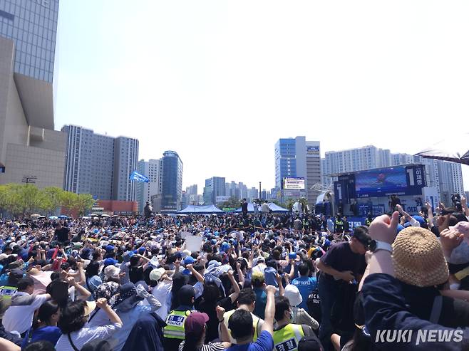 1일 대구시 동구 동대구역 앞 광장에서 이재명 더불어민주당 대선 후보의 집중 유세가 진행됐다. 권혜진 기자
