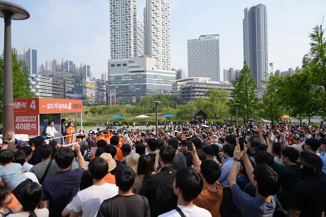 이준석 개혁신당 대선 후보가 1일 오후 경기 화성시 동탄호수공원에서 유세하고 있다. 이준석 캠프&nbsp;
