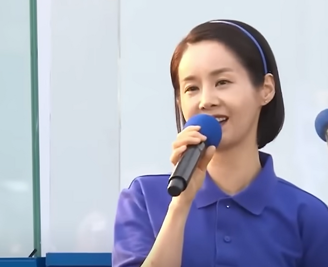 지난 30일 충북 충주시 충주체육관 시계탑 광장에서 열린 더불어민주당 이재명 대선 후보 유세 현장에서 지지 의사를 밝힌 배우 김가연. 이재명tv 캡처