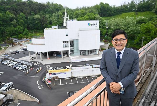 황성준 성인교회 목사가 최근 경기도 김포 감정동의 교회가 바라다보이는 카페 옥상에서 그동안의 사역과 교회의 비전을 설명하고 있다. 김포=신석현 포토그래퍼