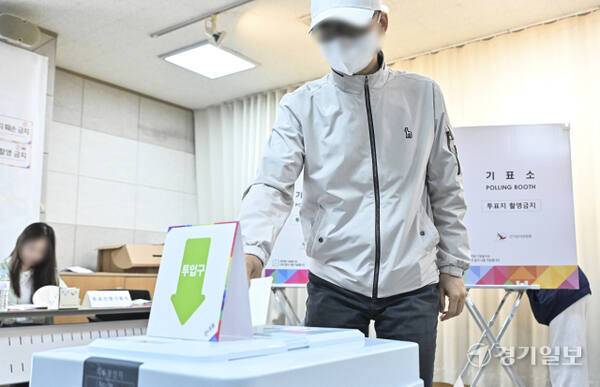 제21대 대통령선거 사전투표가 시작된 지난달 29일 오전 화성시 동탄1동 사전투표소에 유권자들이 투표를 진행하고 있다. 경기일보DB