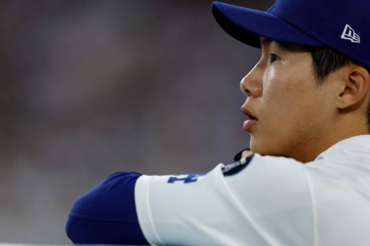 경기 바라보는 김혜성. 사진[AFP=연합뉴스]