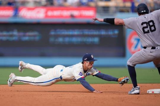 3회 유격수 수비에서 더블 플레이를 완성하는 김혜성(왼쪽). 사진[AP=연합뉴스]