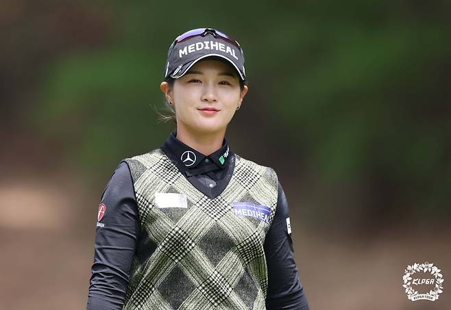 KLPGA 투어를 대표하는 스타 골퍼인 박현경은 E1 채리티 오픈 우승 상금으로 받은 1억 8000만원을 전액 기부해 수많은 골프팬들을 감동시켰다. KLPGA
