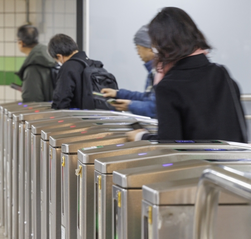 지하철로 출퇴근하는 시민들의 모습. [사진 출처 = 연합뉴스]