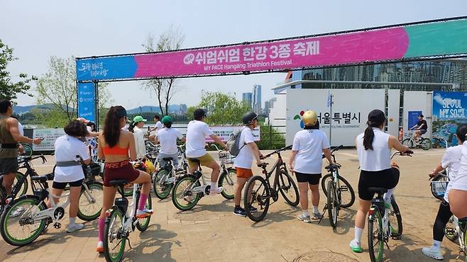 ‘쉬엄쉬엄 한강 3종 축제’ 첫 날인 30일 자전거를 타려는 선수들이 출발신호를 기다리고 있다. 안병준 기자