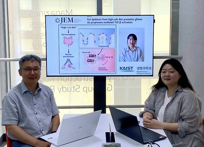 이흥규 KAIST 생명과학과 교수와 김현진 박사. [사진=KAIST]
