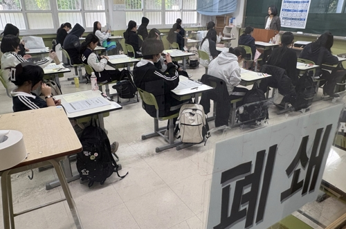 고등학교 3학년 교실에서 학생들이 시험을 준비하고 있는 모습. [사진 출처 = 연합뉴스]
