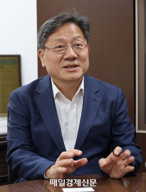 강대희 한국원격의료학회장이 매일경제와 인터뷰하면서 차기 정부의 혁신이 원격의료로 꽃피울 수 있다며 다양한 정책을 제언하고 있다. <한주형 기자>