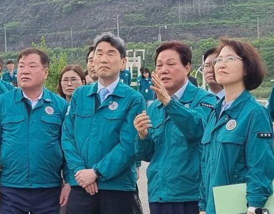 이주호 대통령 권한대행(왼쪽부터 두번째)이 최근 경남 산청군 시천면 산불피해 복구 현장을 방문해 박완수 경남지사(왼쪽부터 네번째)로부터 설명을 듣고 있다./경남도 제공/