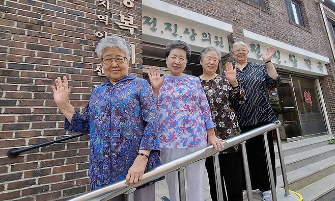 전진상의원·복지관은 1975년부터 지난 50년간 취약계층의 건강 복지 증진을 위해 노력하고 있다. 왼쪽부터 김영자 간호사, 최소희 약사, 유송자 사회복지사, 배현정 의사.  [이승환기자]