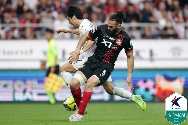 유인수(사진 왼쪽)가 FC 서울 수비수 야잔을 제쳐내고 있다. 사진=한국프로축구연맹