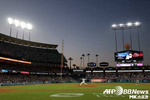 다저스타디움에서 콘크리트 조각이 떨어져 팬을 맞히는 사고가 발생했다. 사진=ⓒAFPBBNews = News1