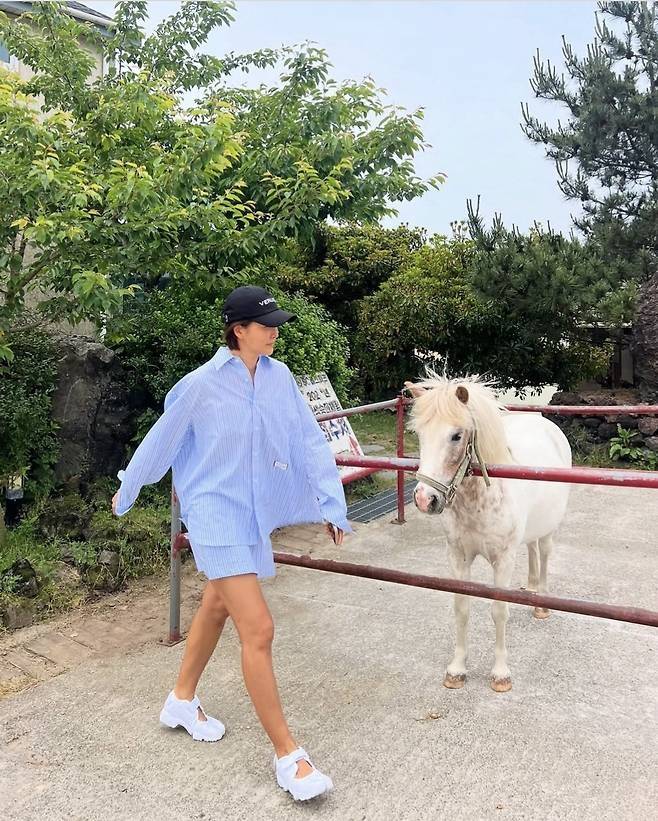 진서연은 제주 목장을 산책하며 자연스럽게 말과 교감하는 장면을 담았다. 하지만 시선을 사로잡은 건 단연 그녀의 감각적인 스타일이었다.사진=진서연 SNS