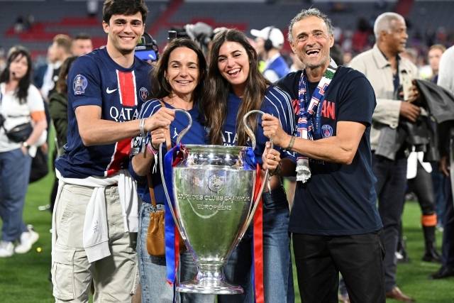 엔리케 감독은 PSG의 첫 챔피언스리그 우승을 이끈 후 “내가 이곳에서 정상에 섰다고 해서 사나를 생각하는 건 아니다. 나는 항상 사나를 생각한다. 존재를 느낀다. 사나는 항상 내 곁에, 우리 가족 곁에 있다. 부정적인 상황 속에서도 긍정적인 것을 찾으려 한다. 그게 내 삶의 방식이다. 팬들의 응원 현수막은 정말 감동적이지만 우승 트로피가 필요해서 사나를 기억하는 건 아니다. 내 딸은 늘 내 안에 있다”고 말했다. 사진=AP=연합뉴스