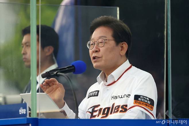 [대전=뉴시스] 조성우 기자 = 이재명 더불어민주당 대선후보가 31일 오후 대전 서구 대전시청 앞 보라매공원에서 열린 유세에서 연설하고 있다. 2025.05.31.