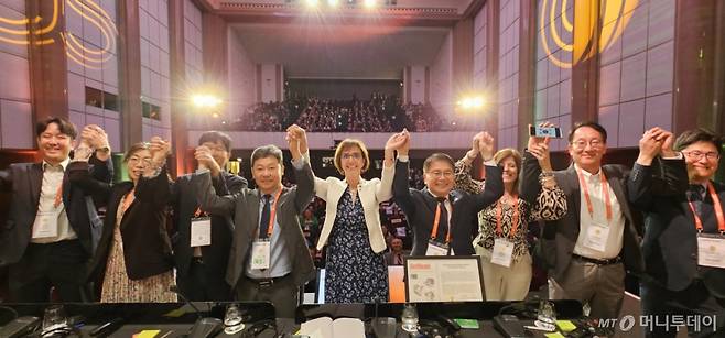지난 달 29일 프랑스 파리에서 열린 WOAH(세계동물보건기구) 제92차 정기총회에서 '제주도 구제역 백신접종 청정지역 인증'을 획득한 한국 수석대표 최정록 농식품부 방역정책국장(사진 오른쪽에서 4번째)이 에마뉘에 수베항 WOAH 사무총장(오른쪽 5번째) 등 관계자들과 함께 두 손을 들어 기뻐하고 있다./사진=정혁수 기자