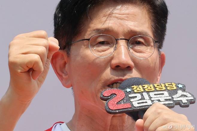 [서울=뉴시스] 권창회 기자 = 김문수 국민의힘 대선 후보가 1일 서울 강남구 코엑스 인근에서 열린 집중유세에서 지지호소를 하고 있다. (공동취재) 2025.06.01. photo@newsis.com /사진=권창회