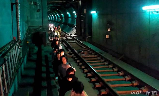 (서울=뉴스1) = 31일 오전 서울 지하철 5호선 마포역~여의나루역 구간을 지나는 열차에서 방화로 인한 화재가 발생, 승객들이 선로를 통해 대피하고 있다. (영등포소방서 제공. 재판매 및 DB 금지) 2025.6.1/뉴스1 Copyright (C) 뉴스1. All rights reserved. 무단 전재 및 재배포, AI학습 이용 금지. /사진=(서울=뉴스1)