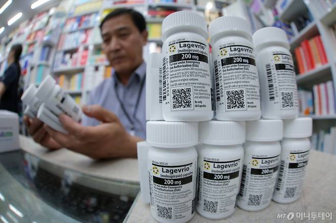 (서울=뉴스1) 박정호 기자 = 홍콩·대만·싱가포르 등 주변 국가에서 코로나19 환자가 증가하는 가운데 23일 오후 서울 종로구 코로나19 치료제 지정약국인 종로 열린약국에서 약국장이 코로나19 치료제 중 하나인 라게브리오를 정리하고 있다. 2025.5.23/뉴스1  Copyright (C) 뉴스1. All rights reserved. 무단 전재 및 재배포,  AI학습 이용 금지. /사진=(서울=뉴스1) 박정호 기자
