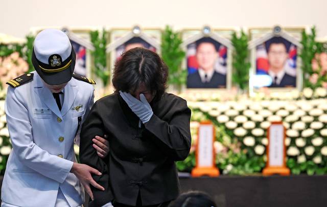 1일 경북 포항시 남구 해군 항공사령부 강당에서 엄수된 해군 P-3CK 917호기 순직자 영결식에서 유족들이 눈물을 흘리고 있다. 뉴시스 제공