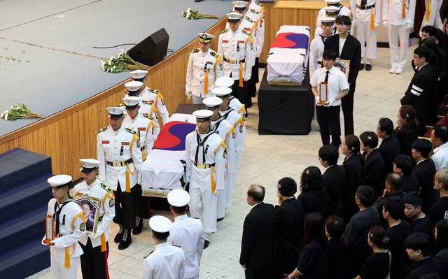 1일 경북 포항시 남구 해군 항공사령부 강당에서 해군 P-3CK 917호기 순직자 영결식이 엄수되고 있다. 뉴시스 제공