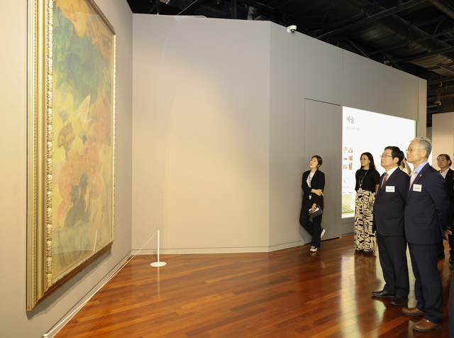 5월 30일에 열린 서울 용산 전쟁기념관 기증실 재개관식에서 김병관(앞줄 오른쪽) 한미안보연구회장과 백승주(오른쪽 두번째) 전쟁기념사업회장이 기증실에 전시된 천경자 화백의 ‘꽃과 병사와 포성’을 관람하고 있다. 전쟁기념사업회 제공