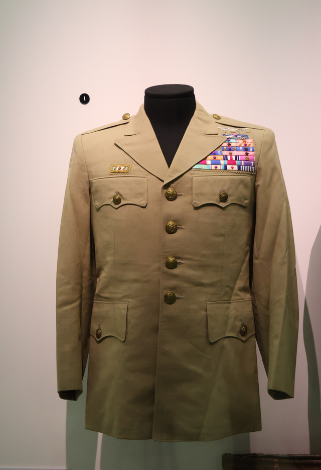 전쟁기념관 기증실에 전시된 1950년 다부동 전투의 영웅인 고(故) 김점곤 소장의 군복 . 전쟁기념사업회 제공