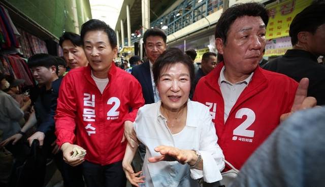 박근혜 전 대통령이 5월 31일 대구 중구 서문시장에서 김문수 국민의힘 대선 후보 지원 유세를 하고 있다. 뉴시스