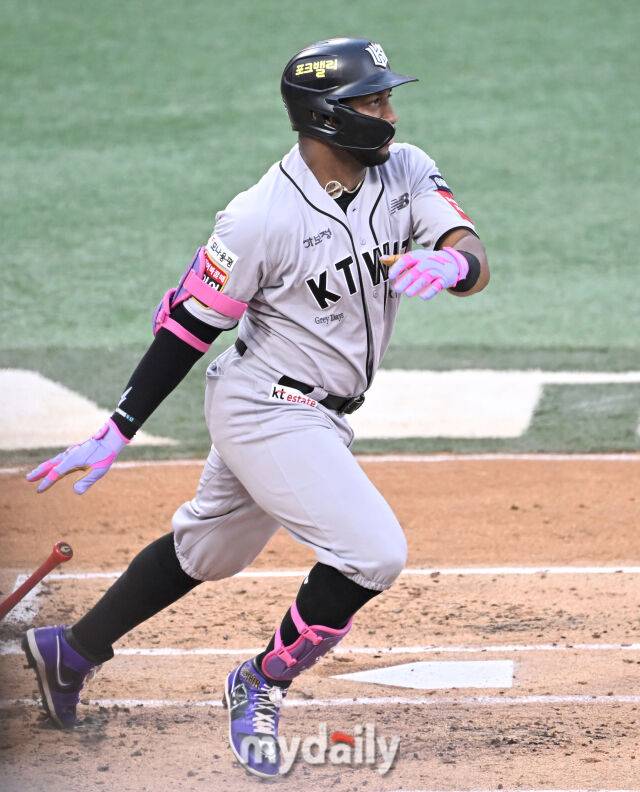 21일 오후 경기도 수원시 조원동 수원kt위즈파크에서 진행된 '2025 프로야구 KBO리그' kt위즈와 KIA타이거즈의 경기. kt 로하스가 1회말 1사 1,2루서 1타점 적시타를 터뜨리고 있다./마이데일리