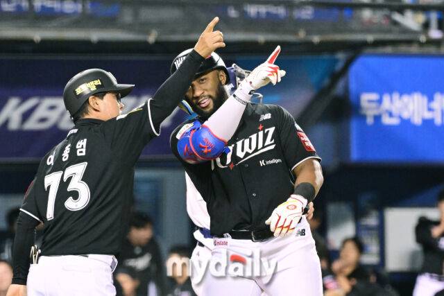 30일 오후 서울 잠실구장에서 진행된 '2025 신한 SOL뱅크 KBO 리그' KT-두산의 경기. kt 로하스가 7회초 2사 3루에서 투런 홈런을 때린 뒤 이종범 코치와 세리머니를 펼치고 있다./마이데일리
