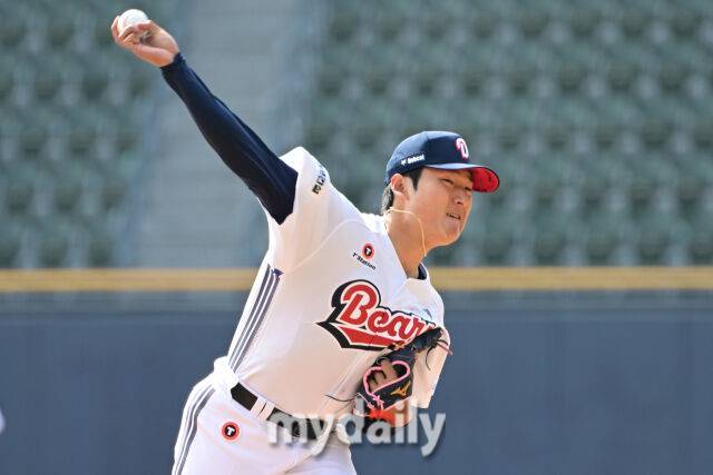12일 서울 잠실야구장에서 열린 '2025 신한 SOL BANK KBO리그' KIA 타이거즈와 두산 베어스 시범경기. 두산 곽빈이 선발 투수로 나와 힘차게 공을 던지고 있다./마이데일리