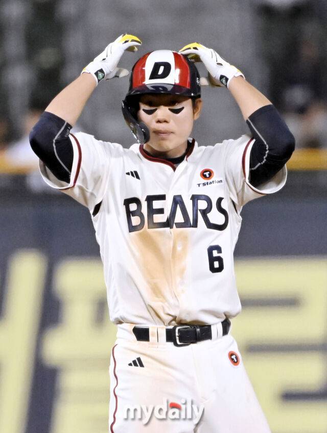 23일 오후 서울 잠실야구장에서 진행된 '2025 프로야구 KBO리그' 두산베어스와 NC다이노스의 경기. 두산 오명진이 6회말 2사에서 2루타를 친 뒤 환호하고 있다./마이데일리