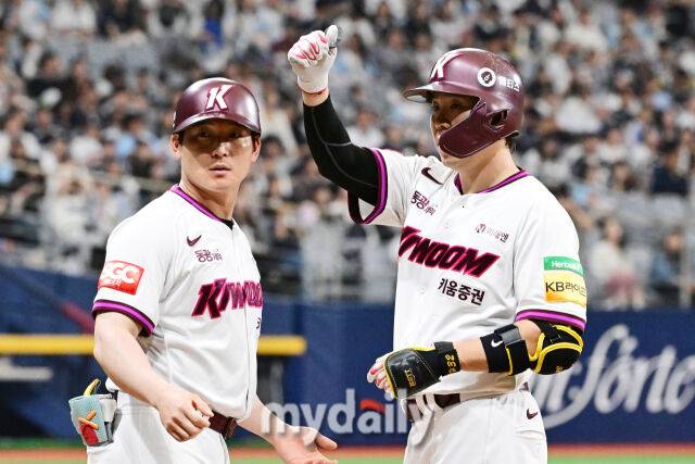 1일 오후 서울 고척스카이돔에서 진행된 '2025 프로야구 KBO리그' 두산-키움의 경기. 키움 김재현이 2회말 2사 1,2루에서 두산 최승용을 상대로 적시타를 때린 뒤 기뻐하고 있다./고척 = 곽경훈 기자