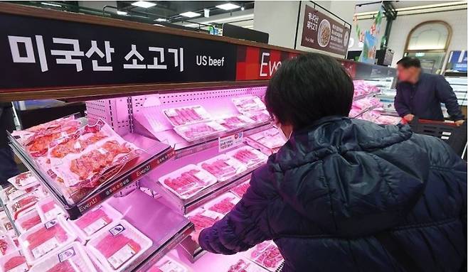 지난 5월 1일 서울의 한 대형마트 미국산 소고기 판매대. [연합]