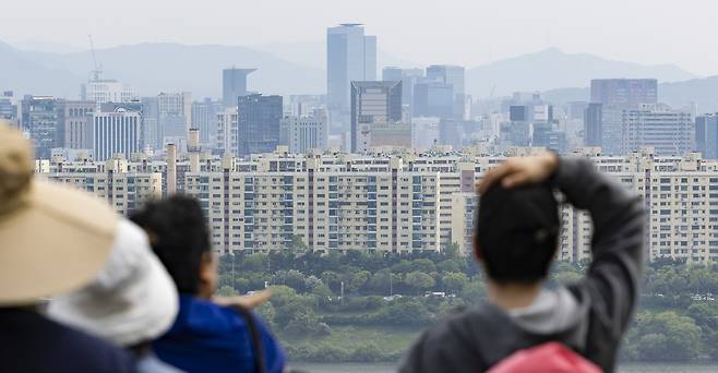 서울 응봉산에서 바라본 강남구 압구정동, 청담동 일대 구축아파트 단지의 모습 [연합]