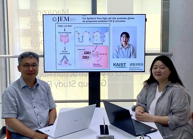 이번 연구를 수행한 이흥규(왼쪽) 교수와 김현진 박사.[KAIST 제공]