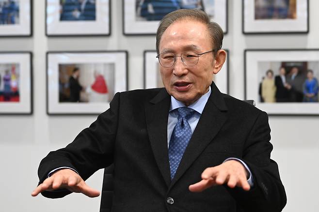 이명박 전 대통령이 2월 17일 서울 서초구 청계재단을 찾은 권성동 국민의힘 원내대표와 대화하고 있다.  [연합]