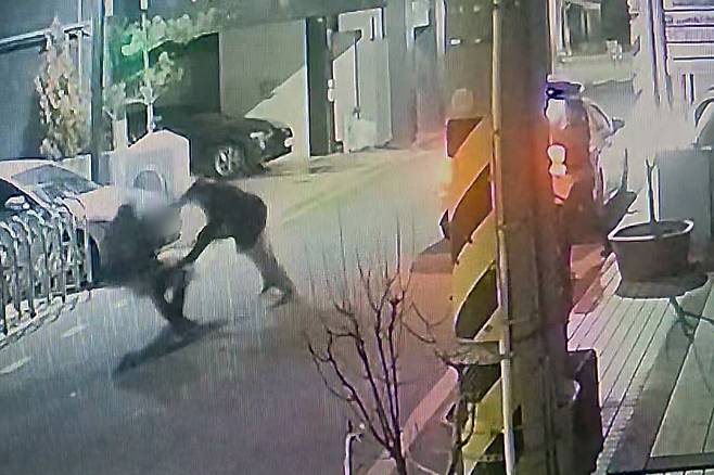 지난 2월  오전 3시 10분께 광주 동구 금남로 한 골목에서 A 경찰관이 50대 남성 B씨가 휘두른 흉기에 찔려 쓰러지고 있다. A 경찰관은 B씨를 제압하는 과정에서 총기를 사용했고, 실탄에 맞은 B씨는 대학병원으로 이송됐으나 오전 4시께 사망했다. [연합]