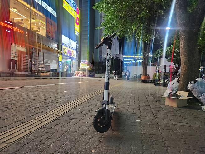 서울 시내 길거리에 방치된 전동킥보드. 고재우 기자