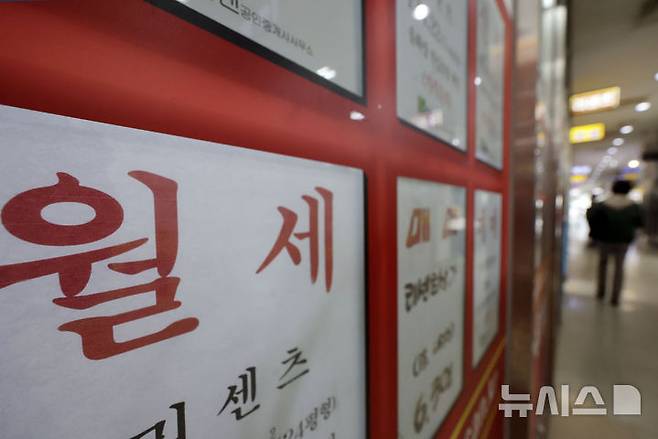 [서울=뉴시스] 최동준 기자 = 1일 국토교통부가 발표한 '2월 주택통계'에 따르면 올해 1~2월 전국 전월세 신규 거래 중 월세가 차지하는 비중이 61.4%를 나타냈다.특히 전세 비중이 월등히 높던 아파트에서도 월세 비중이 45%에 달하는 등 월세 비중이 4년 만에 20% 가까이 증가했다. 사진은 이날 서울 시내 부동산 모습. 2025.04.01. photocdj@newsis.com