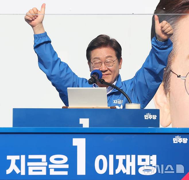 [원주=뉴시스] 조성우 기자 = 이재명 더불어민주당 대선후보가 30일 오후 강원 원주시 원주행복마당에서 열린 유세에서 연단에 올라 지지를 호소하고 있다. 2025.05.30. xconfind@newsis.com
