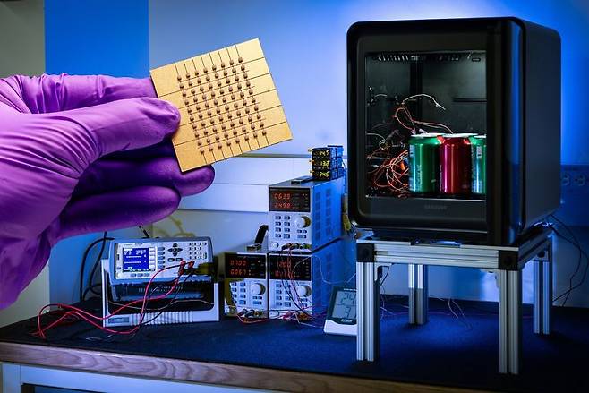 [서울=뉴시스]삼성전자와 존스홉킨스대학 연구팀이 개발한 나노 박막 펠티어 소자와 고효율 펠티어 냉장고. (사진=삼성전자 제공) photo@newsis.com *재판매 및 DB 금지