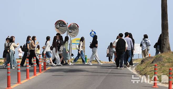 [제주=뉴시스] 우장호 기자 = 내달부터 발효되는 '학교안전사고 예방 및 보상에 관한 법률'(학교안전법) 개정안은 학생에 대한 학교 안전사고 예방 및 안전 조치 의무를 다한 교직원이 학교 안전사고에 대해 민·형사상 책임을 지지 않는다는 내용을 골자로 한다. 2025.04.09. woo1223@newsis.com