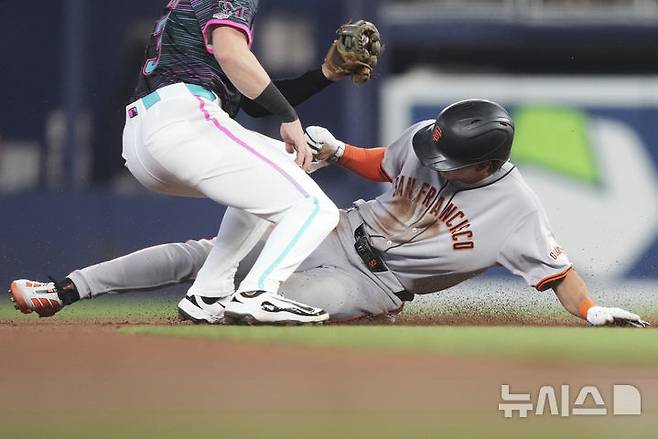 [마이애미=AP/뉴시스] 샌프란시스코 자이언츠의 이정후(가운데)가 31일(현지 시간) 미 플로리다주 마이애미의 론디포 파크에서 열린 2025 메이저리그 마이애미 말린스와의 경기 1회초 도루를 시도하고 있다. 2025.06.01.