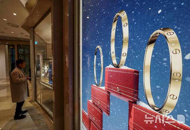 [서울=뉴시스] 김진아 기자 =  프랑스 명품 브랜드 까르띠에(Cartier)가 다음달 국내에서 판매하는 제품 가격을 약 6% 인상한다. 15일 명품 업계에 따르면 까르띠에는 오는 2월 4일 국내에서 판매하는 모든 카테고리의 가격을 올릴 예정이라고 공지했다. 주얼리 품목의 가격은 약 6%, 워치(시계) 품목은 약 6~7% 오른다. 사진은 16일 서울의 한 백화점 까르띠에 매장. 2025.01.16. bluesoda@newsis.com