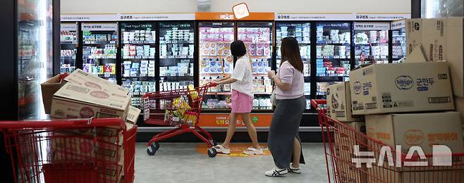 [서울=뉴시스] 김선웅 기자 = 사진은 지난달 29일 서울 소재 유통매장에서 시민들이 장을 보고 있다. 2025.05.29. mangusta@newsis.com