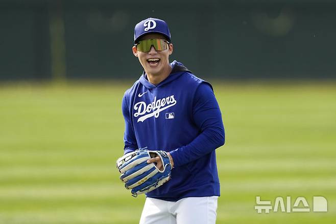 [피닉스=AP/뉴시스] LA 다저스의 김혜성이 지난 2월16일(현지 시간) 미 애리조나주 피닉스에서 열리고 있는 다저스 스프링캠프에 참여해 수비 훈련하고 있다. 2025.02.17.